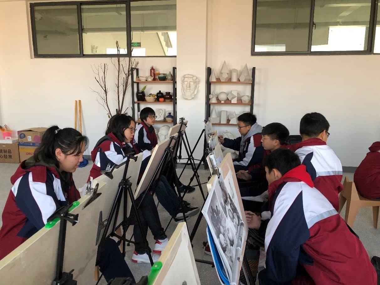 “七彩世界，开启成长之路”——美术社团